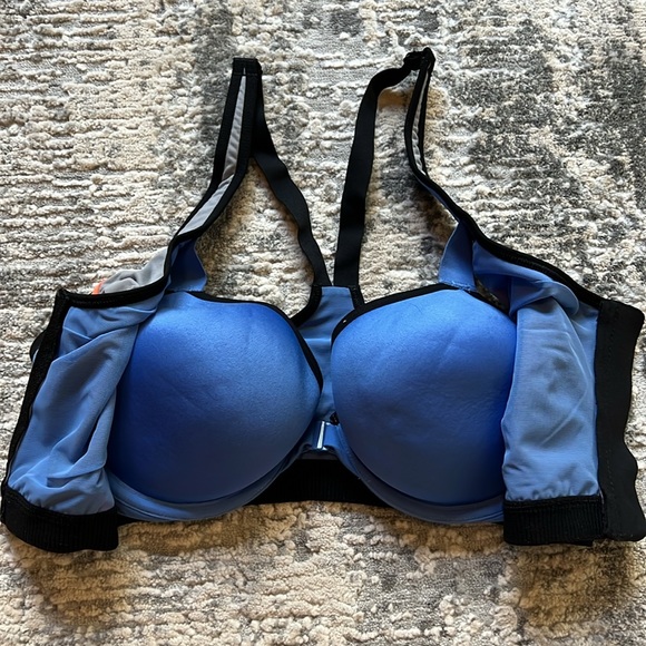 Victoria Sport Bra - Picture 2 of 4